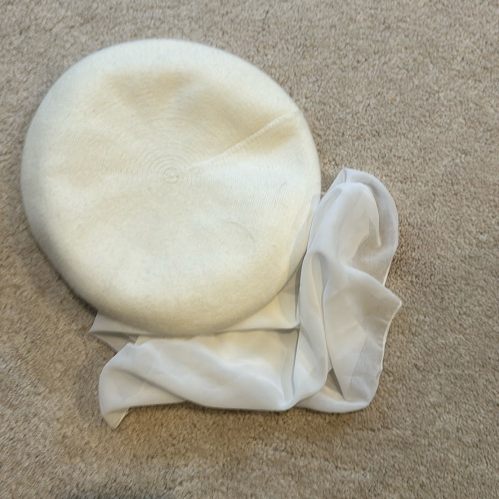 White chapeau and scarf